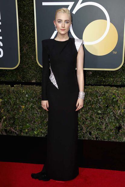 Saoirse Ronan, ganadora del Globo de Oro por Lady Bird, brilló también en la alfombra roja.
