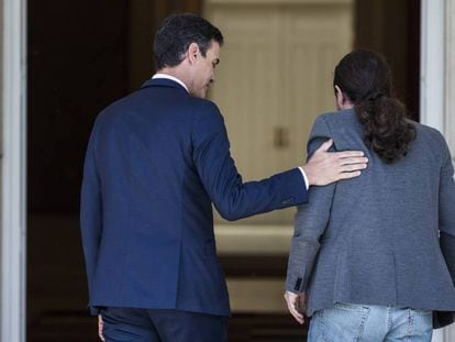 Pedro Sánchez recibe en el Palacio de La Moncloa al líder de Unidas Podemos, Pablo Iglesias.