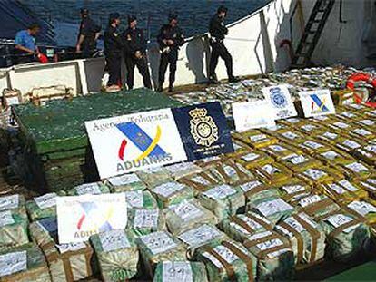 Los 6.460 kilos de cocaína que llevaba el <i>South Sea, </i>sobre la cubierta del navío, el pasado mes de octubre. Estaban escondidos en la proa del barco, que venía desde Suramérica.