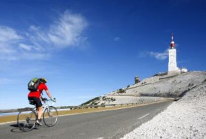 Un ciclista subiendo al Mont Ventoux, en la Provenza (Francia).