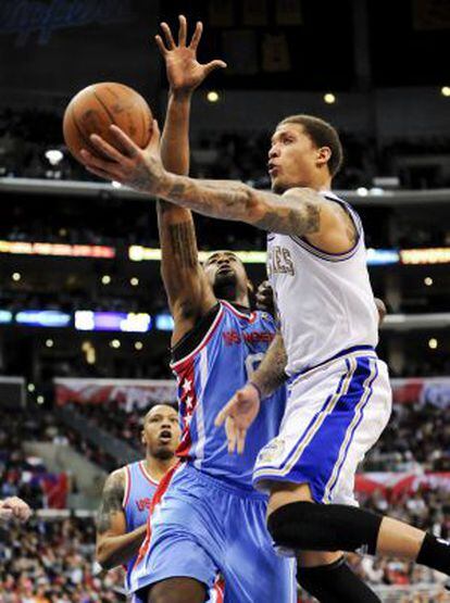 Michael Beasley (der.), de Minnesota Timberwolves, supera a DeAndre Jordan (izq.) en un lance del partido