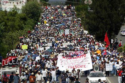 Miles de simpatizantes de la Asamblea Popular de los Pueblos de Oaxaca marchan este domingo por las calles de esta ciudad mexicana.