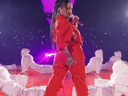 Rihanna durante su actuación en la Super Bowl el 12 de febrero.