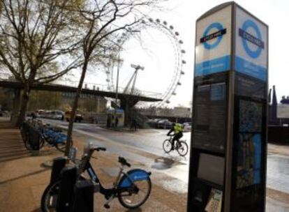 Estación de Jubilee Gardens del sistema público de bicicletas compartidas Cycle Hire de Londres.