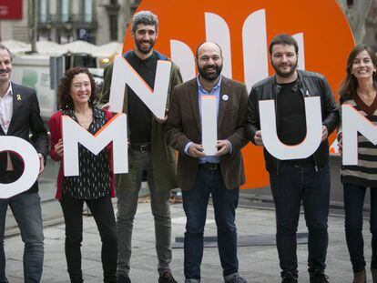 Jordi Cabré (izquierda), Maite Carranza, Victor Garcia, Marcel Mauri (vicepresidente de Òmnium), Carles Rebassa y Nuria Franquet.