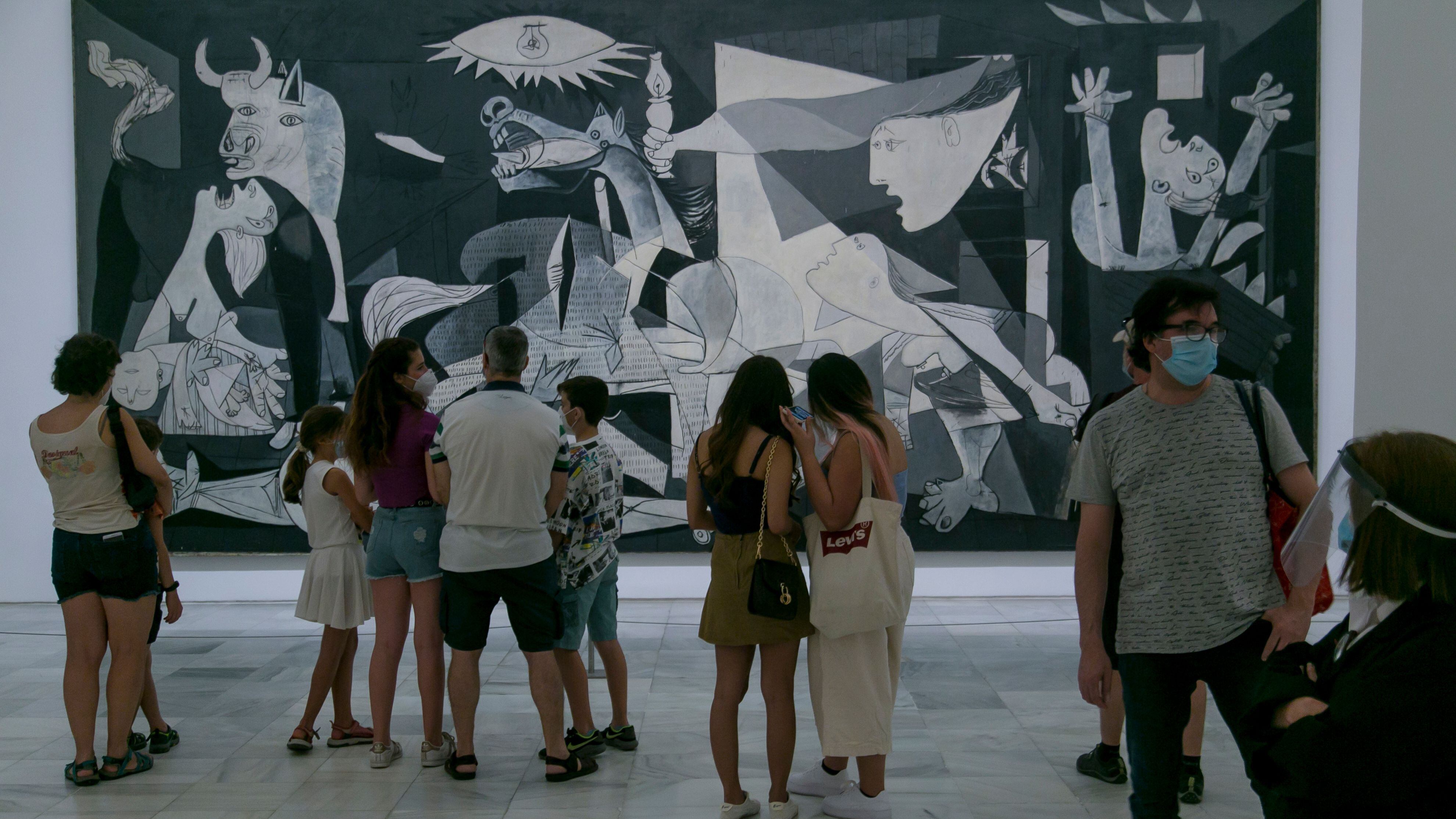 Visitantes del 'Guernica' en 2020 en el Reina Sofía.