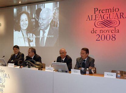 Un vídeo con imágenes de Isabel y Jesús de Polanco presidió el acto de entrega del XI Premio Alfaguara de Novela.