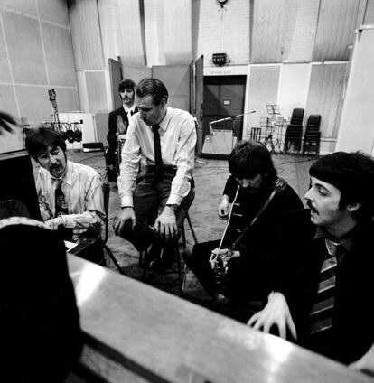 Lennon, Starr, el productor George Martin, Harrison y McCartney, en el estudio.