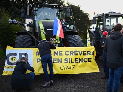 Convoy de protesta de agricultores franceses en Boe, cerca de Agen, en el suroeste de Francia, este lunes.