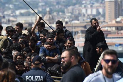 Migrantes esperan para desembarcar en el puerto de Catania, este miércoles. 