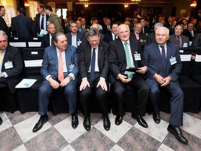 En el centro, el Presidente de la Gereralitat Valenciana, Ximo Puig, sentado junto a los empresarios, Vicente Boluda, a la izquierda, y Juan Roig y Francisco G&oacute;mez, a la derecha