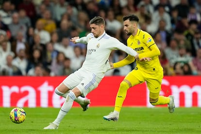 Valverde y Baena, está el sábado en una acción del partido en el Bernabéu.