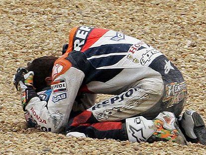 Nicky Hayden, en el suelo, tras el accidente provocado por Dani Pedrosa.