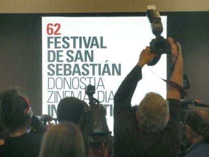 Varios periodistas fotograf&iacute;an y graban la imagen oficial de la 62 edici&oacute;n del Festival Internacional de Cine de San Sebasti&aacute;n.