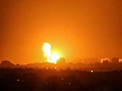 Impacto de un bombardeo israelí, el domingo en Jan Yunes, en la franja de Gaza.
