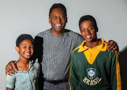 Los actores Leonardo Carvalho (izquierda) y Kevin de Paula, que encarnan a Pel&eacute;, junto al astro brasile&ntilde;o.