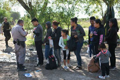 Solicitantes de asilo centroamericanos en Los Ebanos, Texas.