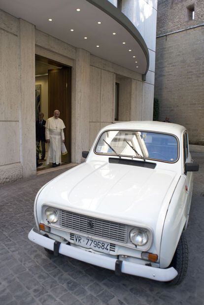 El Papa junto a su coche nuevo: un Renault 4L de color blanco, fabricado en 1984 y con 300.000 kilómetros de experiencia, regalo de un cura de Verona, Renzo Zocca.
