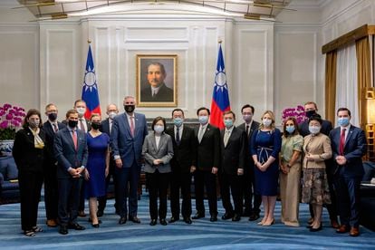 La presidenta de Taiwán, Tsai Ing-wen, en el centro de la imagen, posa con la delegación estadounidense encabezada por el gobernador de Indiana Eric Holcomb, a su izquierda, en una foto oficial taiwanesa.