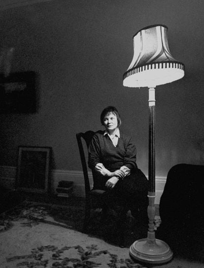 Iris Murdoch, en el salón de su casa, en los años sesenta.