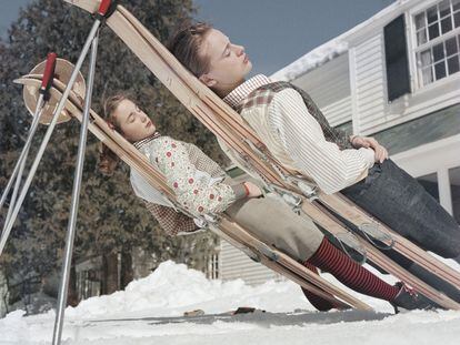 Dos mujeres toman el sol en el resort Cranmore Mountain de New Hampshire en 1955.