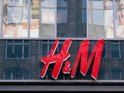 Logo de H&M en una tienda del grupo sueco en Hamburgo (Alemania).