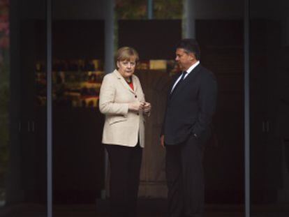 La canciller alemana y el líder socialdemócrata, Sigmar Gabriel, el 10 de octubre en Berlin