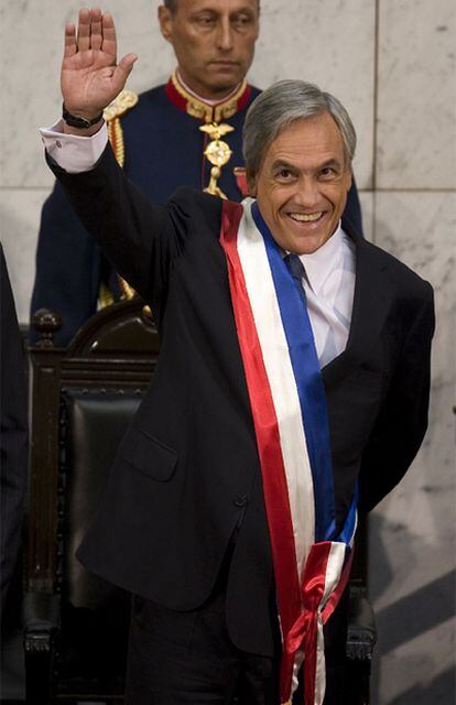 El nuevo presidente de Chile, Sebastián Piñera, saluda tras recibir su banda presidencial en el Congreso Nacional, en Valparaíso.