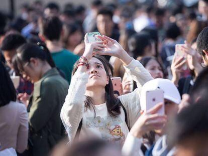 Una joven hace uso de su tel&eacute;fono m&oacute;vil en China. Foto de archivo.  