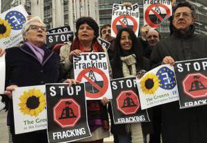 Ecologistas y activistas del Partido Verde protestan contra el "fracking" o fractura hidráulica, un método para la extracción de gas natural, delante del Parlamento Europeo en Estrasburgo (Francia). EFE/Archivo