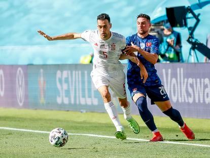 Busquets trata de marcharse del eslovaco Mak durante el España-Eslovaquia disputado el pasado miércoles en el estadio La Cartuja de Sevilla. / ALEJANDRO RUESGA