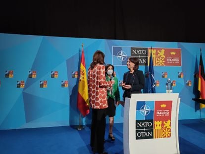 The Defense Minister, Margarita Robles, in the center, together with the German Foreign Minister, Annalena Baerbock, and the NATO representative for Women, Peace and Security, Irene Felllin, with their backs turned.