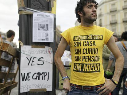 Un manifestante durante las protestas del 15-M de 2011 en la Puerta del Sol.