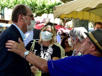 Jean Castex visitando un mercado en Prades, al sur de Francia.