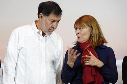 Gerardo Fernández Noroña y Tatiana Clothier, durante la presentación del equipo de la precampaña de Sheinbaum.