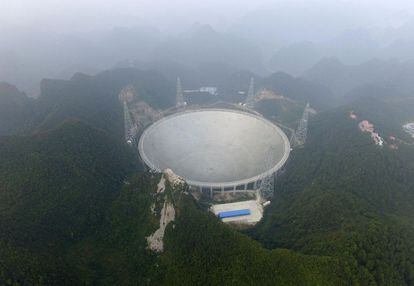 El radiotelescopio más grande del mundo, 'FAST', durante el primer día de funcionamiento, 25 de septiembre.