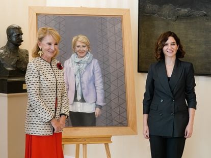 Esperanza Aguirre e Isabel Díaz Ayuso, ante el retrato de la expresidenta.