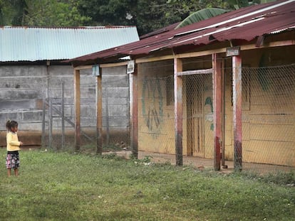 Escuela rural Nuevo Sinaí Rubel Santo, en Chisec, una de las escuelas mas afectadas por los huracanes Eta e Iota, y que están intentando reconstruir para poder abrir después de la pandemia en Guatemala.