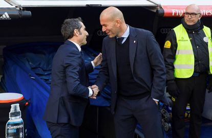 L'entrenador del Reial Madrid, Zinedine Zidane, i el del FC Barcelona, Ernesto Valverde, se saluden a l'inici del partit corresponent a la jornada 17 de Lliga de Primera Divisió, que els dos equips disputen avui a l'estadi Santiago Bernabéu.