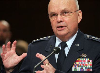 Michael Hayden, ex responsable del servicio de espionaje estadounidense, considera que la supresión de la tortura favorecerá tácticamente a Al Qaeda