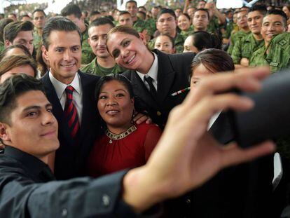Peña Nieto, en un acto con militares el pasado mes de marzo.