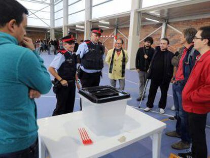 La actuación de la policía catalana para impedir el referéndum divide a la plantilla y cuestiona severamente su relación con otros cuerpos y con la judicatura