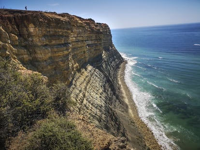 El Atlántico es el compañero de viaje de esta ruta de 13 etapas que serpentea por los acantilados de la agreste costa suroeste de Portugal. Enmarcada por los pueblos costeros de Sines (al norte) y Lagos (al sur), se adentra en el parque natural do Sudoeste Alentejano e Costa Vicentina, que protege las playas de dunas, los alcornocales, los acantilados escarpados y estratificados y las formaciones rocosas que definen esta remota y poco visitada parte del Algarve. Soñolientas aldeas pesqueras, pueblos con castillos en lo alto de los cerros y 'resorts' surfistas ofrecen una combinación de paz, cultura y acción a lo largo de toda la ruta. ¿Lo mejor? Ver la puesta del sol desde los acantilados del cabo de São Vicente, el punto más meridional del país, apodado “El fin del mundo” por los grandes exploradores que zarparon desde sus costas. Son 226 kilómetros entre São Torpes y Lagos y se conoce como la <a href="https://rotavicentina.com/" target="_blank">Rota Vicentina</a>.