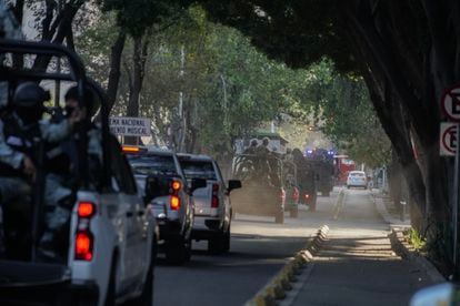 Automoviles blindados salen de las intalaciones de la Fiscalia especialicada en materia de delincuencia organizada. 