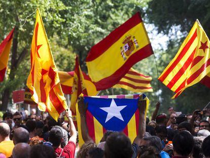 Independentistas y unionistas en una manifestación en Barcelona.