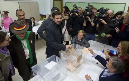 El candidat d'Esquerra Unida a la Presidència del Govern espanyol, Alberto Garzón, exerceix el seu dret a vot en un col·legi electoral de Rincón de la Victoria, a Màlaga.