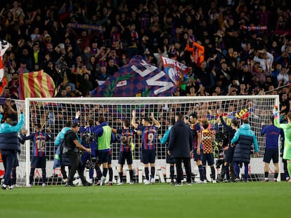 Los jugadores del Barcelona celebran la victoria en el clásico.