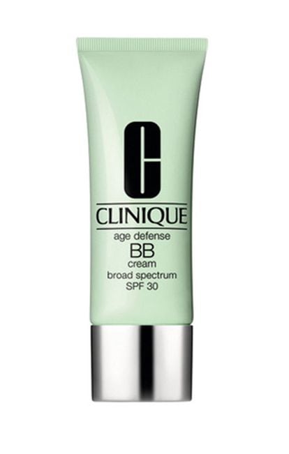 Age Defense BB Cream de Clinique deja la piel libre de imperfecciones, al tiempo que contiene antioxidantes que protegen de los síntomas de envejecimiento. Cuesta 40 euros aprox.