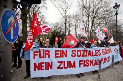 Manifestantes en el Reichstag alemán. La pancarta que sostienen dice: "Queremos una Europa social. ¡No al pacto fiscal europeo!"