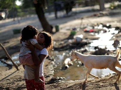 Una niña carga a su hermana en una comunidad indígena en Salta (Argentina), en febrero de 2020.